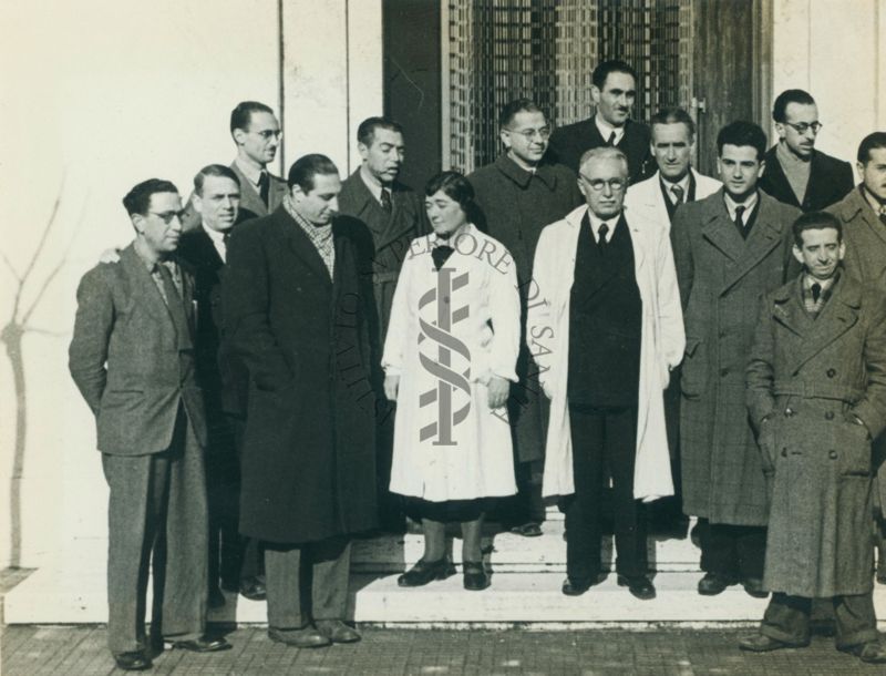 Foto di gruppo. Riconoscibile al centro, con camice bianco e occhiali, il prof. Alberto Missiroli