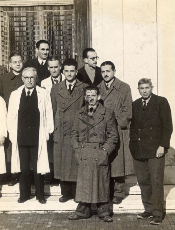 Foto di gruppo. Riconoscibile sulla sinistra, con camice bianco e occhiali, il prof. Alberto Missiroli