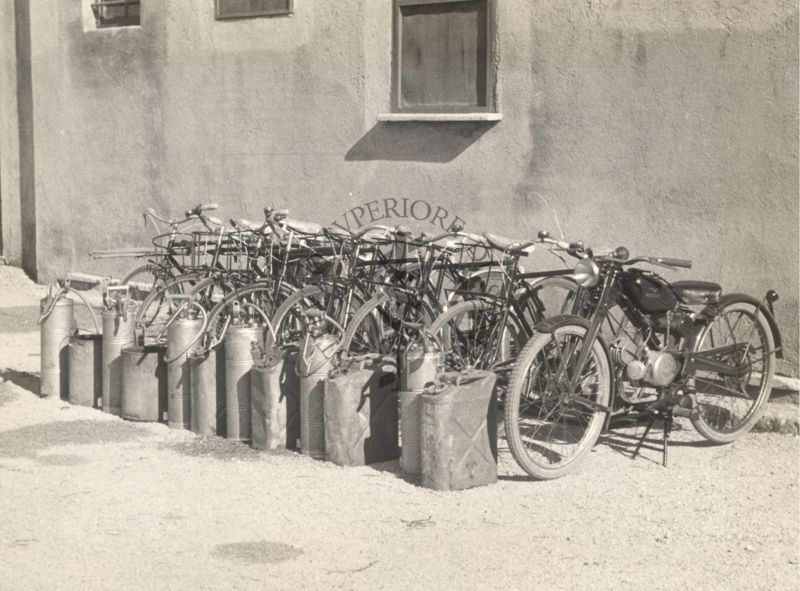 Attrezzatura completa su biciclette per una squadra di disinfestatori con D.D.T.