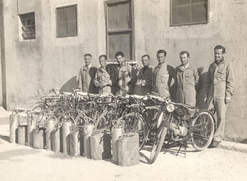 Squadra attrezzata di biciclette per la disinfestazione con il D.D.T.