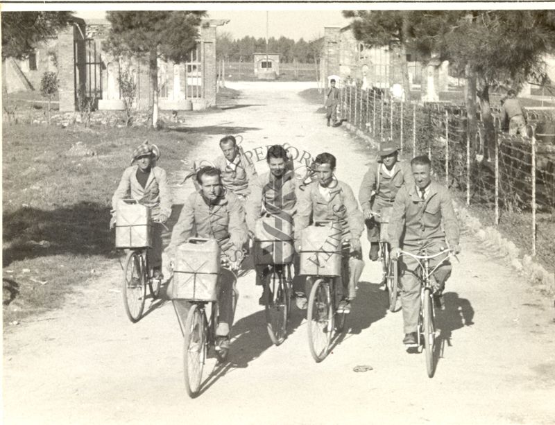 Una squadra di disinfestatori con il D.D.T., su biciclette, si avvia al lavoro