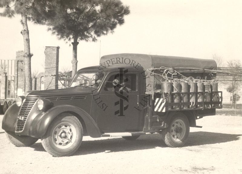 Camioncino attrezzato per una squadra di disinfestatori con il D.D.T.