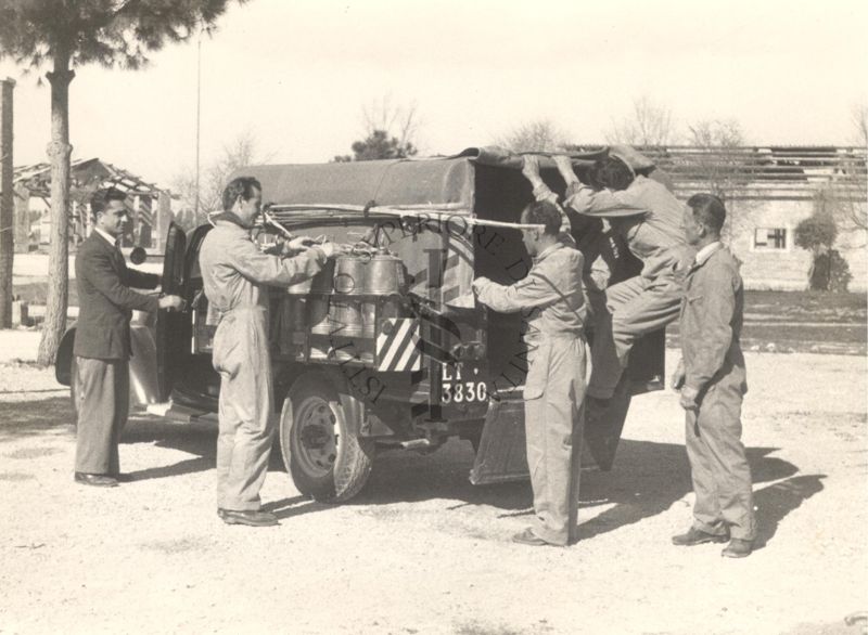 Partenza di una squadra di disinfestatori con il D.D.T., con un camioncino attrezzato