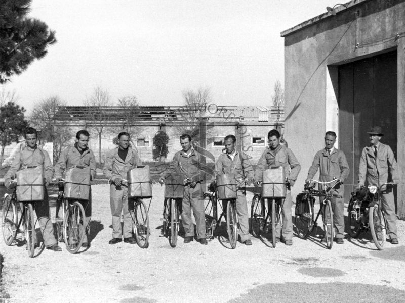 Squadra attrezzata di biciclette, per la disinfestazione con D.D.T.