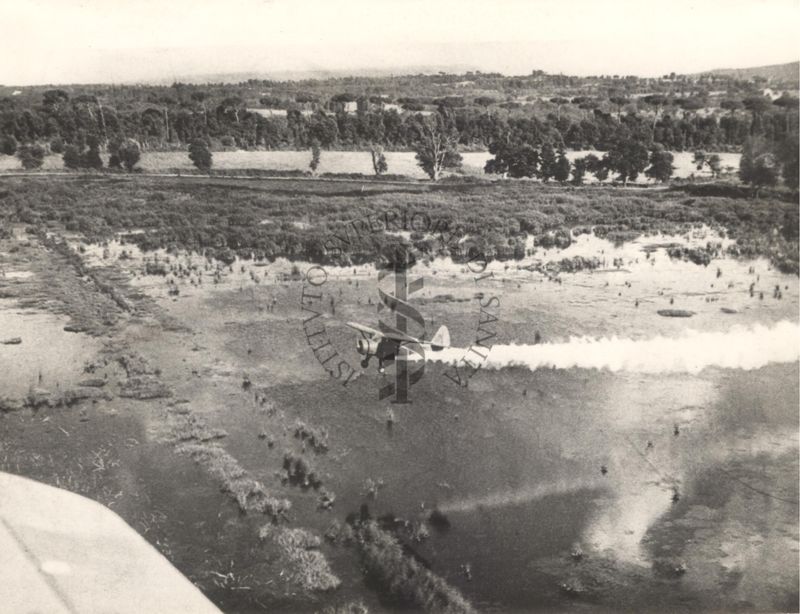 Lancio di D.D.T. dall'aeroplano su acquitrini nelle paludi pontine, durante la guerra 1940, fronte tedesco