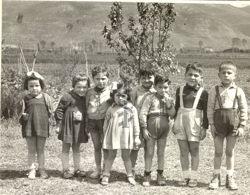 Gruppo di bambini in un campo