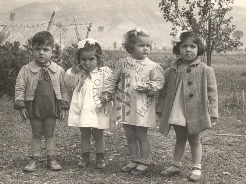 4 bambini in un campo