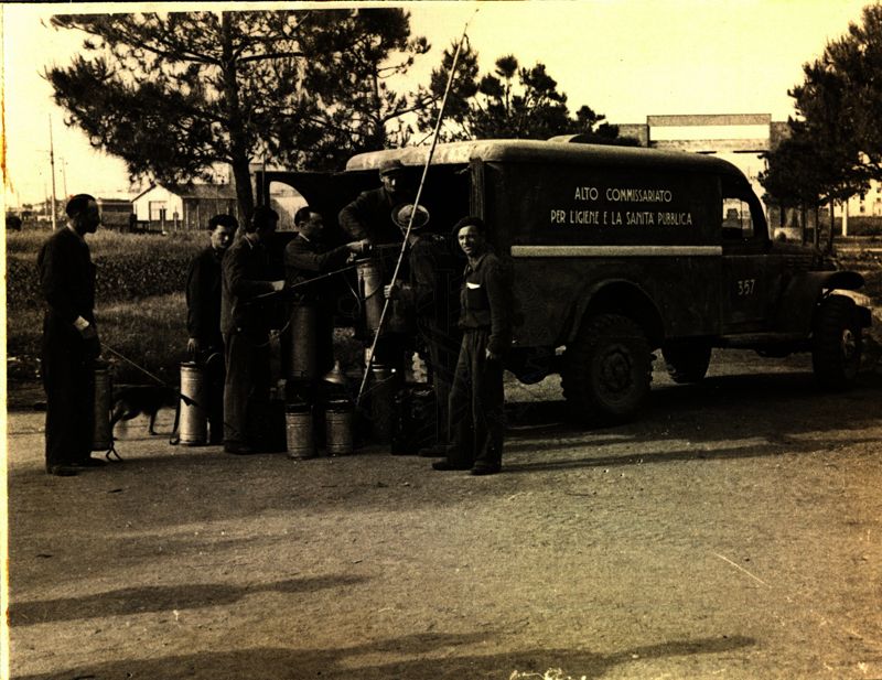 Preparativi per la partenza di una squadra motorizzata di D.D.T.