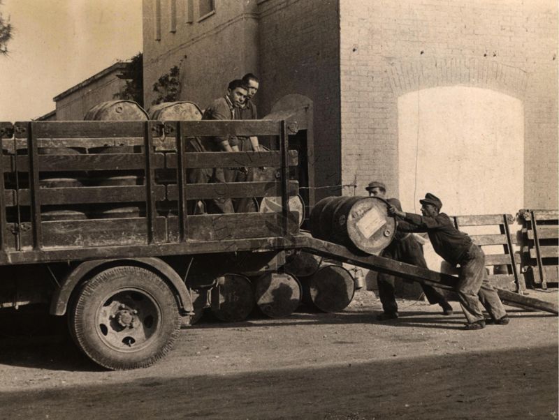 Carico di fusti di D.D.T. su un camion, per i magazzini sussidiari