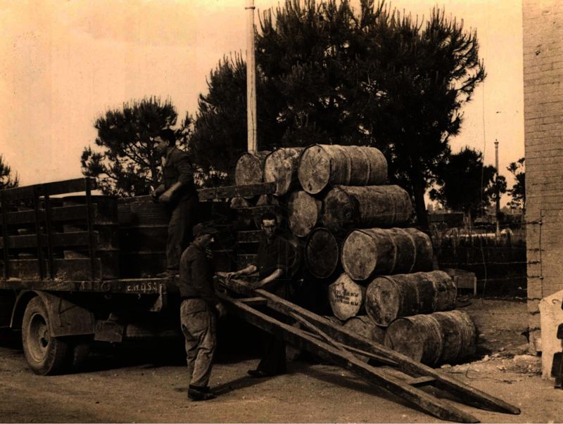 Carico di fusti di D.D.T. su un camion, per i magazzini sussidiari