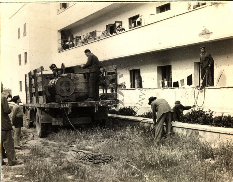 Preparativi per l'inizio del lavoro di una squadra di D.D.T. fornita di compressore