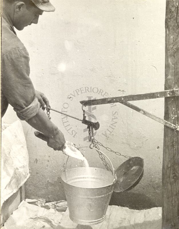 Preparazione di soluzione di D.D.T. con petrolio presso il magazzino centrale di Littoria