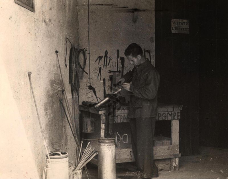 Piccola officina meccanica, annessa al magazzino centrale di Littoria, per la riparazione della pompa per il D.D.T.