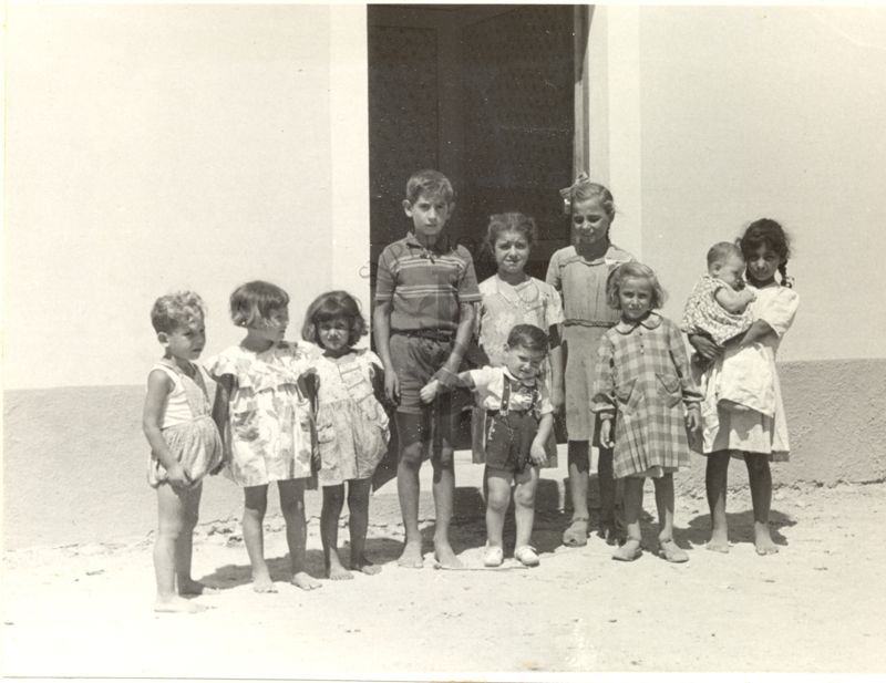 Gruppo di bambini abitanti in località Selva Vetere