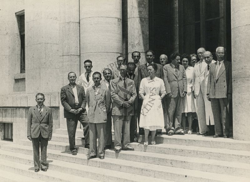 Foto di gruppo scattata lungo la scalinata principale dell'Istituto Superiore di Sanità di medici provinciali partecipanti ad un corso di formazione. Presenti tra gli altri: Massimo Pantaleoni, Daniel Bovet, Filomena Nitti-Bovet, Ernst Chain, Anne Beloff Chain, Domenico Marotta e Alberto Missiroli