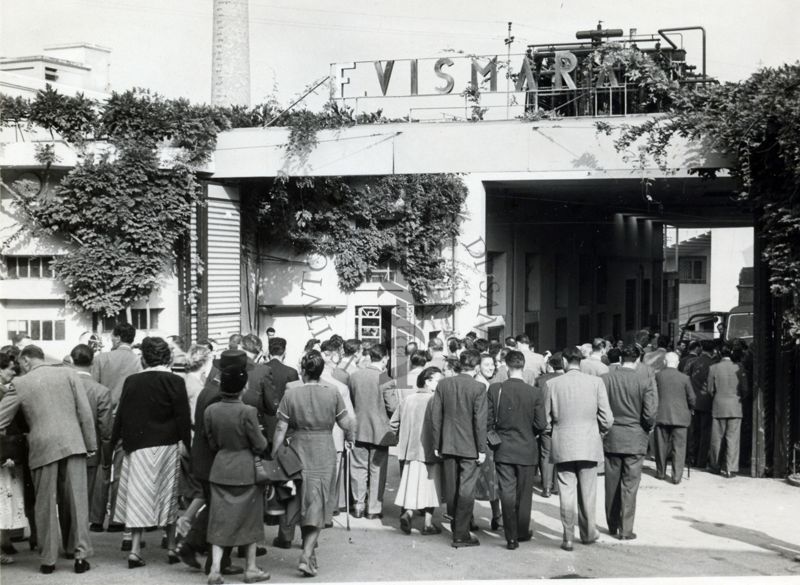 Foto dell'ingresso dello stabilimento Vismara in occasione della visita organizzata nei giorni del Congresso internazionale di Chimica tenutosi a Milano