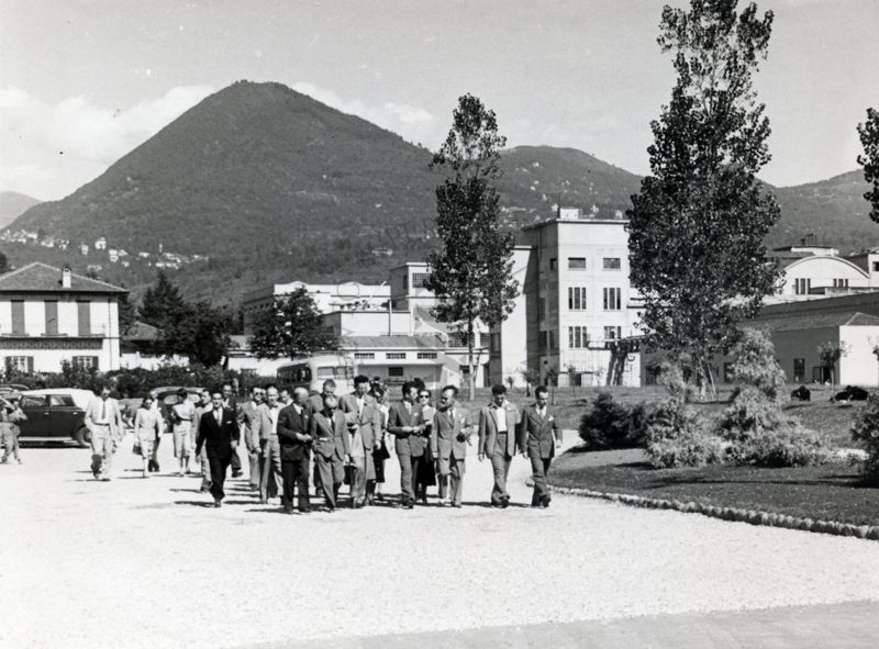 Ripresa degli ambienti esterni dello stabilimento Vismara visitato in occasione del Congresso internazionale di Chimica tenutosi a Milano