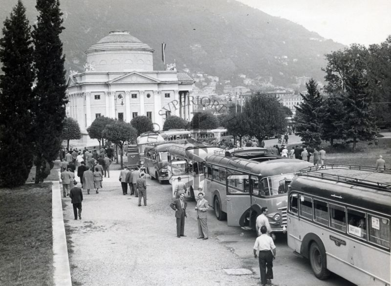 Ripresa da lontano del mausoleo di Alessandro Volta a Como, visitato in occasione del Congresso internazionale di Chimica tenutosi a Milano