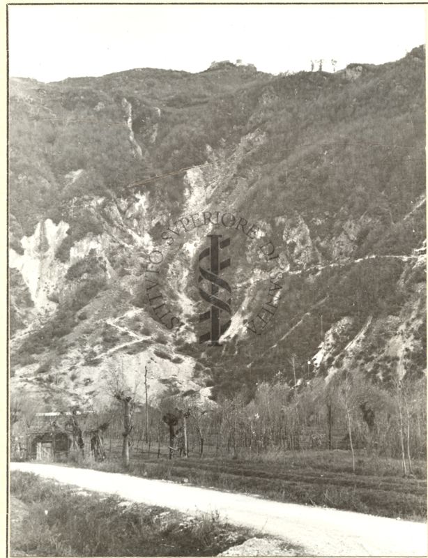 Sorgenti del Peschiera (Rieti) nuovo acquedotto dell'Urbe. Altura che da origine alle acque.