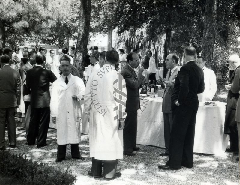 Congressisti ripresi intorno a un buffet allestito nel giardino in occasione del Congresso di Chimica microbiologica