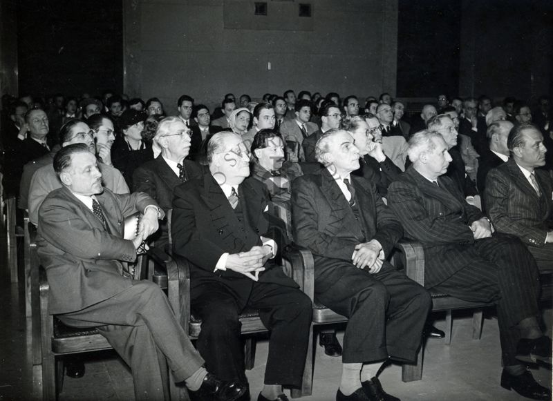 Parte dell'uditorio intento ad ascoltare la conferenza del Prof. Chagas.
In seconda fila il Prof. Ernst Boris Chain (terzo da sinistra), in quarta fila il Dr. Massimo Pantaleoni (primo di sinistra)