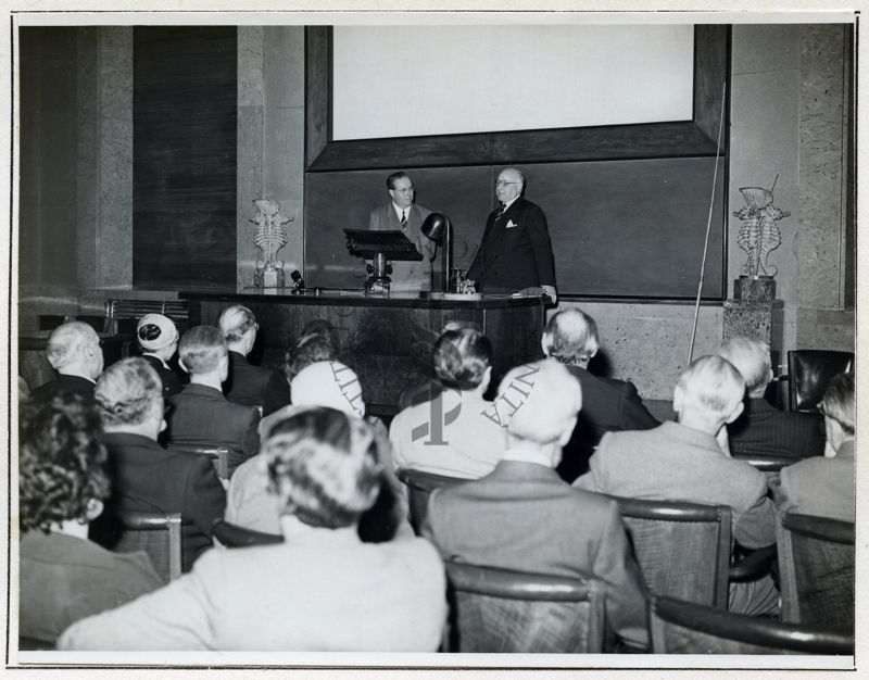 Il Prof. Louis Justin-Besancon (a sinistra) e il Prof. Domenico Marotta (a destra) ripresi dal fondo della sala dove il Prof. Justin-Besancon ha tenuto la propria conferenza in Istituto Superiore di Sanità