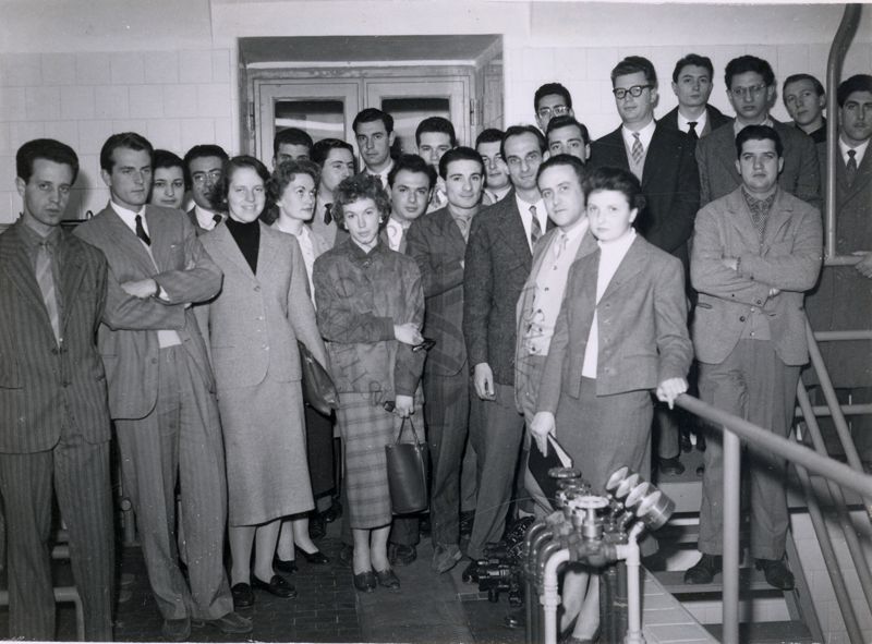 Gruppo di studenti di chimica all'interno dei laboratori dell'Istituto Superiore di Sanità. In prima fila, in doppiopetto scuro, il Dr. Giuseppe Penso.