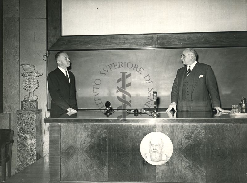 Il Prof. Domenico Marotta presenta il Prof. David Nachmansohn (a sinistra) invitato a tenere una conferenza all'Istituto Superiore di Sanità