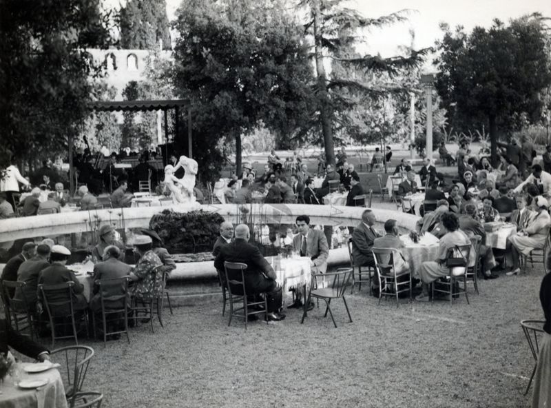 Foto di più tavoli allestiti nel giardino dell'Istituto Superiore di Sanità intorno alla fontana per il banchetto allestito in occasione del IX Congresso internazionale dell'industria agraria