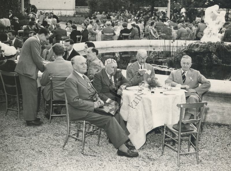 Panoramica dei tavoli allestiti nel giardino dell'Istituto Superiore di Sanità, intorno alla fontana, in occasione del IX Congresso internazionale dell'industria agraria