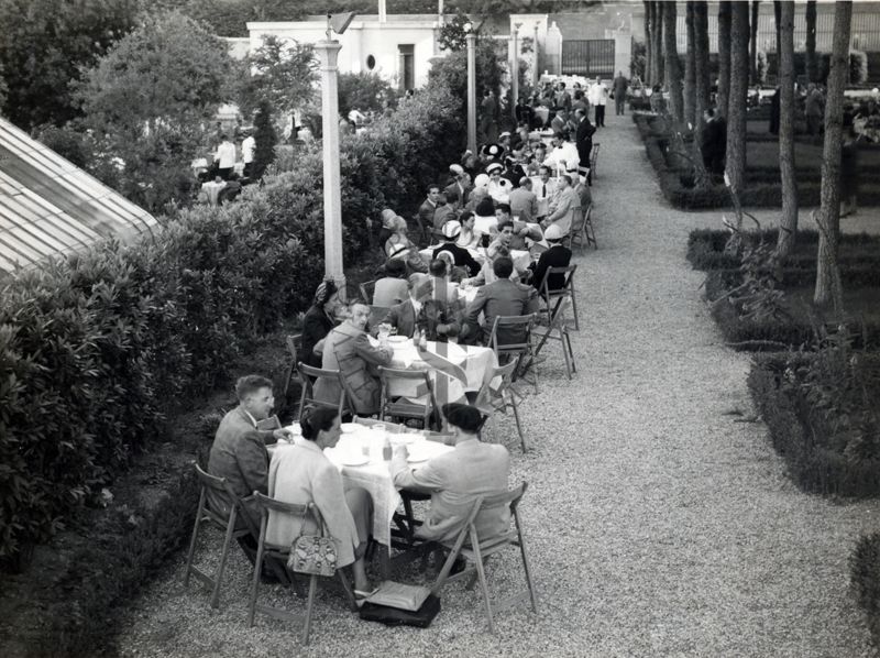 Panoramica dall'alto di alcuni tavoli allestiti nel giardino dell'Istituto Superiore di Sanità in occasione del IX Congresso internazionale dell'industria agraria