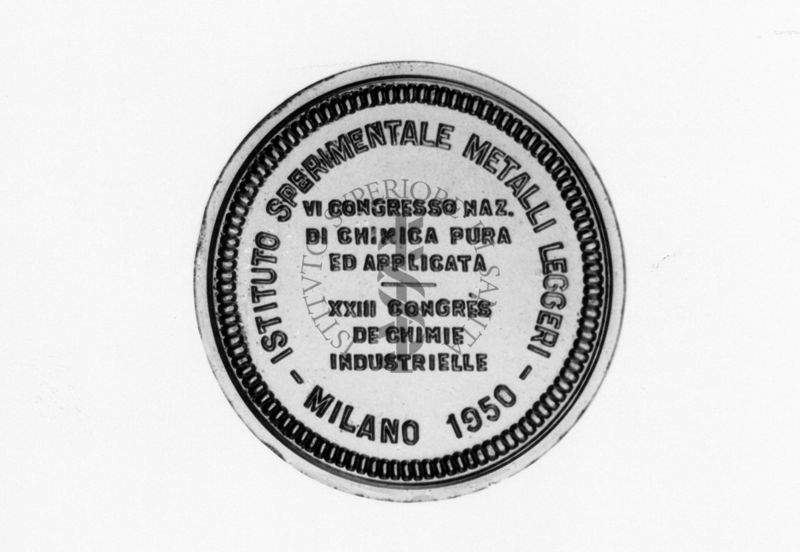 Medaglia commemorativa del congresso di chimica tenutosi a Milano nel 1950. Lato A: è presente la scritta ISTITUTO SPERIMENTALE METALLI LEGGERI - Milano 1950. VI Congresso Nazionale di chimica pura ed applicata.