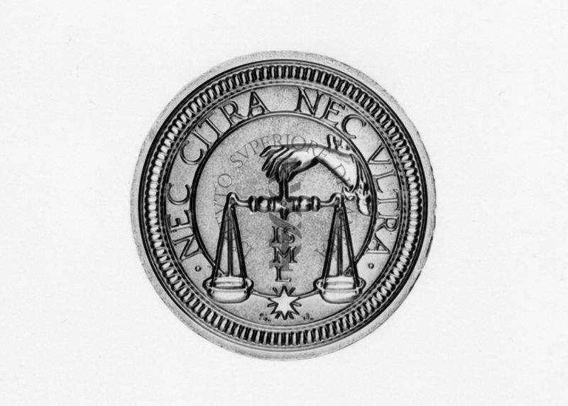 Medaglia commemorativa del congresso di chimica tenutosi a Milano nel 1950. Lato B: è presente la scritta: NEC CITRA  NEC ULTRA - ISML. E' presente un'immagine raffigurante una mano che sorregge una bilancia.