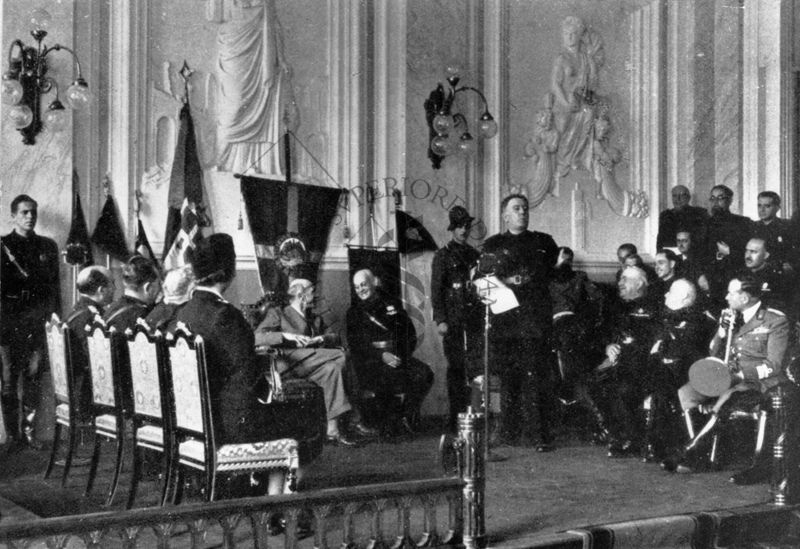 Inaugurazione del Congresso della Società Italiana S.I.P.S. in Campidoglio in presenza di varie cariche e di Benito Mussolini (secondo seduto da destra)