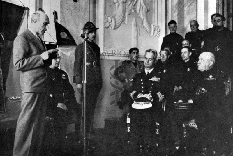 Inaugurazione del Congresso della Società Italiana S.I.P.S. in Campidoglio in presenza di varie cariche e di Benito Mussolini (primo seduto a destra)