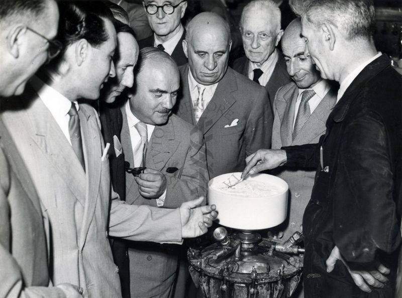 Alcuni Senatori in visita all'Istituto Superiore di Sanità ripresi intorno ad un apparecchio di laboratorio manovrato da un tecnico dell'Istituto. In seconda fila, con lo sguardo rivolto verso l'obiettivo, il Sen. Francesco Zanardi