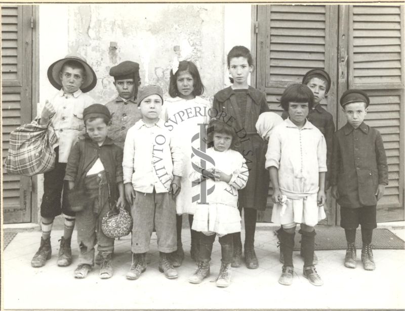Gruppo di bambini affetti da malaria, della campagna romana, in arrivo al sanatorio antimalarico di Grottaferrata (Roma).