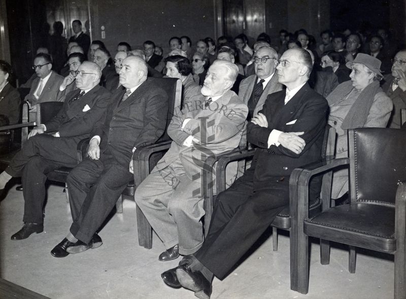 Parte dell'uditorio presente in aula magna in occasione della conferenza tenuta dal Prof. H. Corwin Hinshaw all'Istituto Superiore di Sanità. In prima fila, primo da sinistra, il Prof. Domenico Marotta.