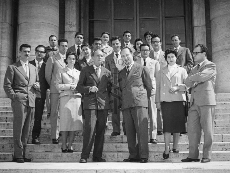 Foto di un gruppo di studenti di chimica della fermentazione dell'Università di Napoli in visita all'Istituto Superiore di Sanità disposto sulla scalinata principale dell'Istituto