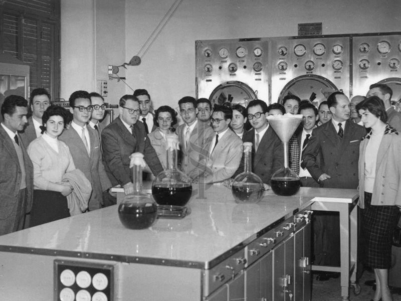 Foto di un gruppo di studenti di chimica della fermentazione dell'Università di Napoli in visita all'Istituto Superiore di Sanità all'interno di uno dei laboratori dell'Istituto. In prima fila a sinistra il Dr. Giuseppe Penso dell'Istituto