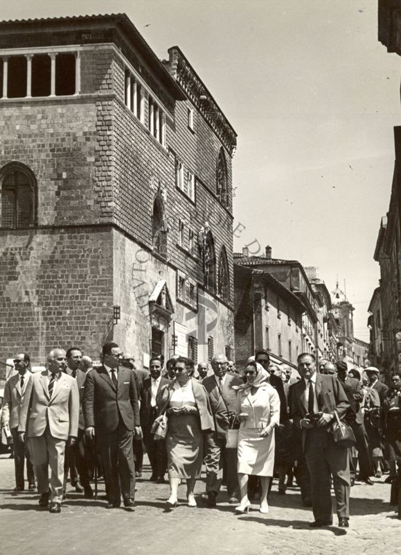 Gruppo di persone ripreso mentre cammina tra le vie della città