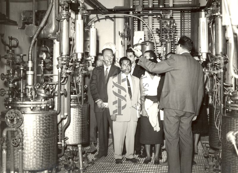 Foto del gruppo in visita all'Istituto Superiore di Sanità nei locali che ospitano gli impianti dell'Istituto