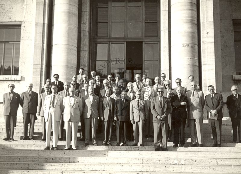 Foto di gruppo di partecipanti all'VIII Congresso internazionale di neurologia tenutosi all'Istituto Superiore di Sanità, presso le scale dell'ingresso principale dell'Istituto