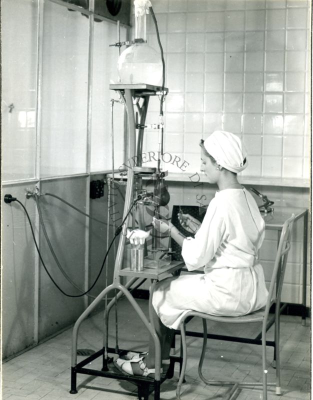 Preparazione vaccini - apparecchio per l'infialettamento dei vaccini