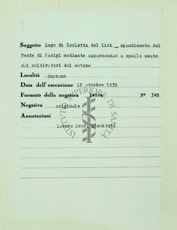 Riproduzione di una scheda di catalogazione fotografica (lato B). Descrizione: "Soggetto: Lago di isoletta del Liri - spargimento del Verde di Parigi mediante apparecchio a spalla usato dai coltivatori di cotone. Località: Ceprano. Data dell'esecuzione: 18 ottobre 1939. Formato della negativa: Leica  n. 149. Negativa: originale. Annotazione: Lavoro prof. Missiroli.