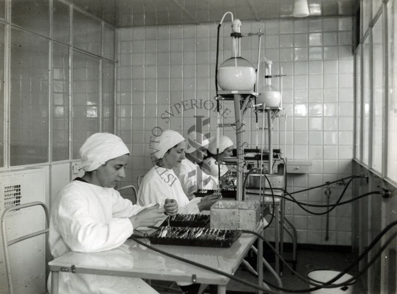 Infialettamento nella sala preparazione sieri