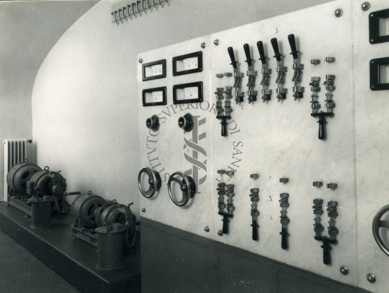 Quadro elettrico destinato a manovre delle macchine per la carica degli accumulatori dell'Istituto di Sanità Pubblica