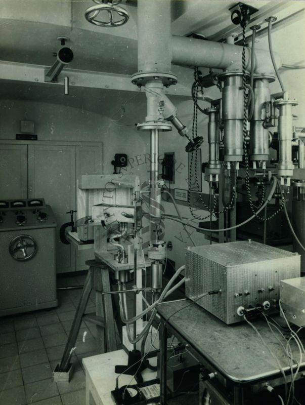 Immagine di un una cabina di manovra e gruppi di pompe per alto vuoto dell'impianto da 1.000.000 di Volt del laboratorio di Fisica dell'Istituto di Sanità Pubblica