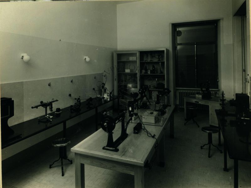 Immagine della sala degli apparecchi ottici del laboratorio di chimica dell'Istituto di Sanità Pubblica