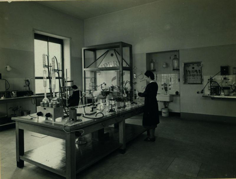 Immagine della sala per le analisi delle specialità medicinali del laboratorio di chimica dell'Istituto di Sanità Pubblica